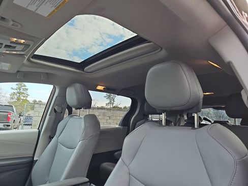 Used 2021 Toyota Sienna XLE image 10