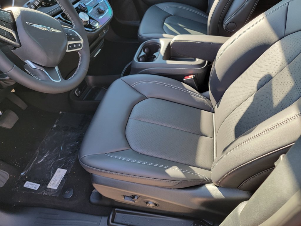 New 2026 Chrysler Pacifica Select FWD image 9
