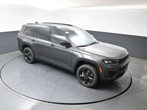New 2026 Jeep Grand Cherokee L Limited w/ Limited Altitude Package AWD/4WD image 32
