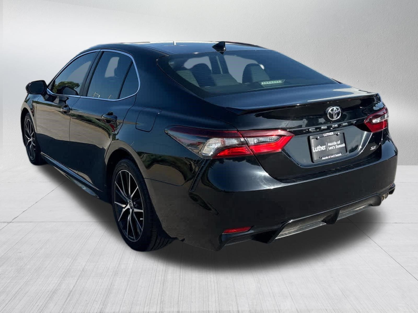 Used 2021 Toyota Camry SE FWD image 3