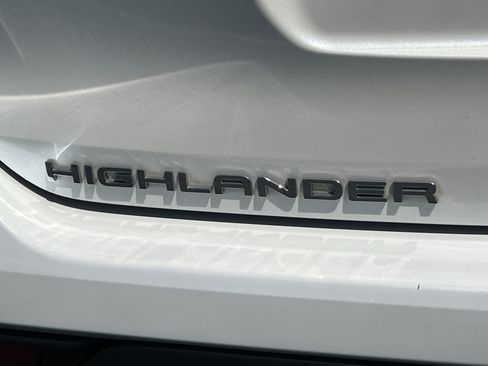 Used 2021 Toyota Highlander XLE AWD/4WD image 9
