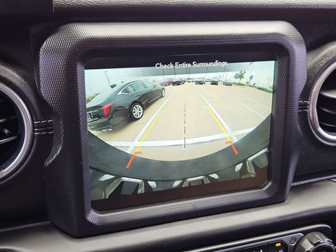 Used 2018 Jeep Wrangler Unlimited Sahara image 22