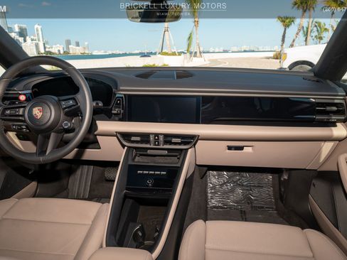 Used 2025 Porsche Macan 4 Electric image 9