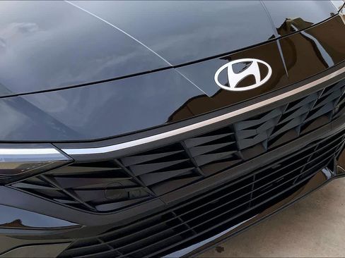 Used 2025 Hyundai Elantra Sport image 31