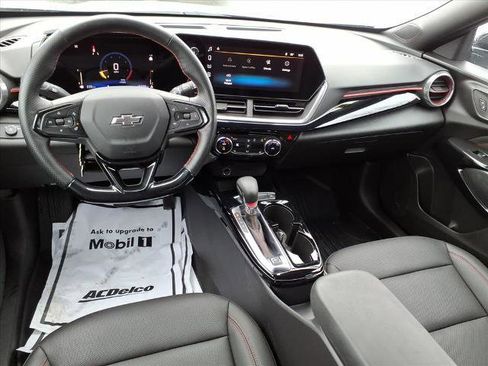 Used 2025 Chevrolet Trax RS image 10