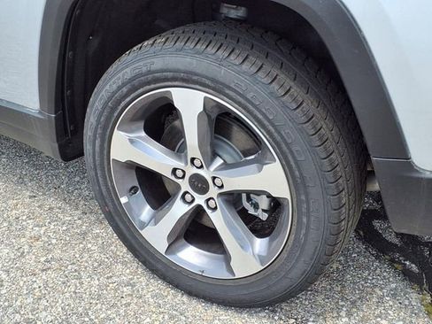 Used 2024 Jeep Grand Cherokee L Altitude image 4