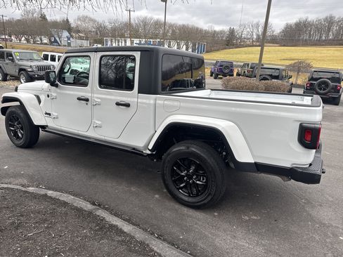Used 2022 Jeep Gladiator Sport image 6
