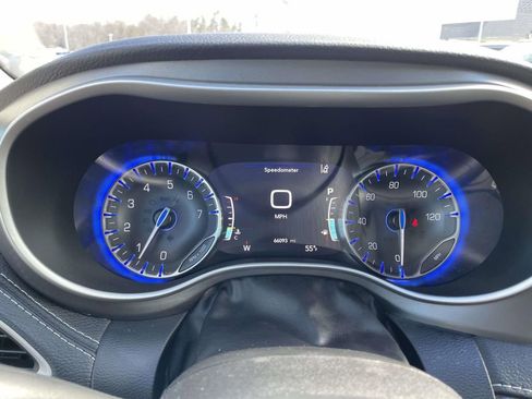 Used 2022 Chrysler Pacifica Touring-L image 10