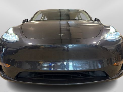 Used 2024 Tesla Model Y Long Range RWD image 11