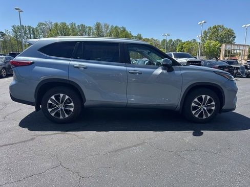 Used 2023 Toyota Highlander XLE image 2