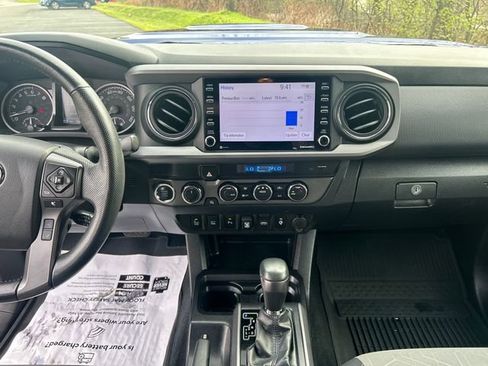 Used 2022 Toyota Tacoma TRD Sport w/ Technology Package image 17