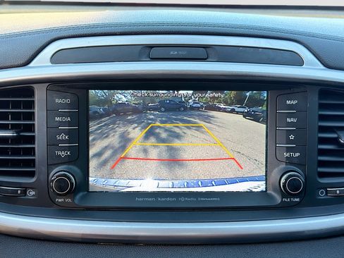 Used 2019 Kia Sorento SX image 31