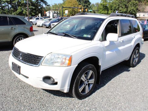 Used 2011 Mitsubishi Endeavor SE image 2
