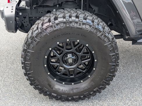 Used 2024 Jeep Gladiator Rubicon AWD/4WD image 13