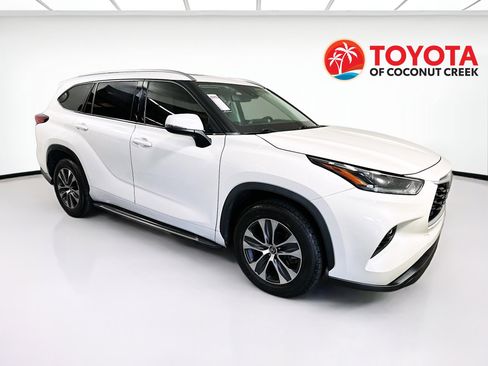 Used 2021 Toyota Highlander XLE image 1