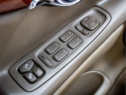 Used 2005 Cadillac De Ville w/ Equipment Group image 37