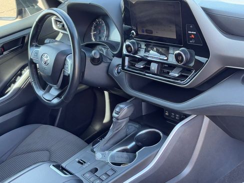 Used 2023 Toyota Highlander LE image 9