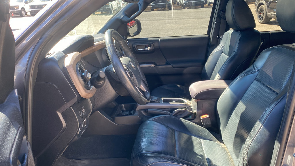 Used 2020 Toyota Tacoma TRD Off-Road w/ TRD Premium Off Road Package AWD/4WD image 16