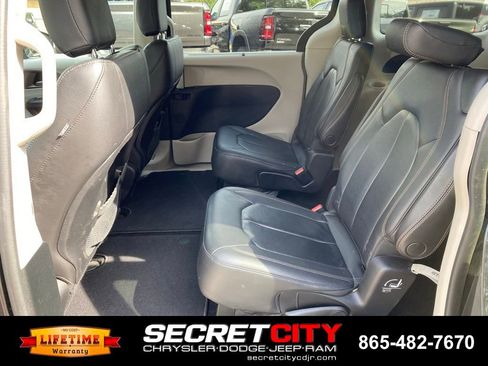 Used 2018 Chrysler Pacifica Touring-L FWD image 11