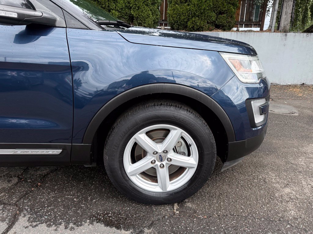 Used 2017 Ford Explorer XLT w/ Equipment Group 202A AWD/4WD image 12