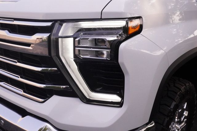 Used 2025 Chevrolet Silverado 2500 LTZ w/ LTZ Convenience Package AWD/4WD image 29