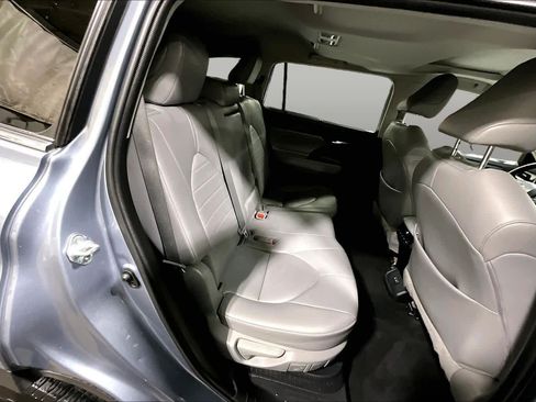 Used 2022 Toyota Highlander XLE AWD/4WD image 20