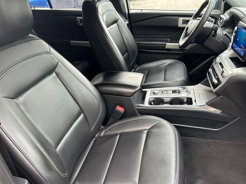 Used 2022 Ford Explorer XLT w/ Equipment Group 202A AWD/4WD image 13