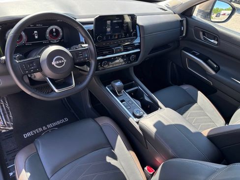 Used 2025 Nissan Pathfinder Platinum AWD/4WD image 18