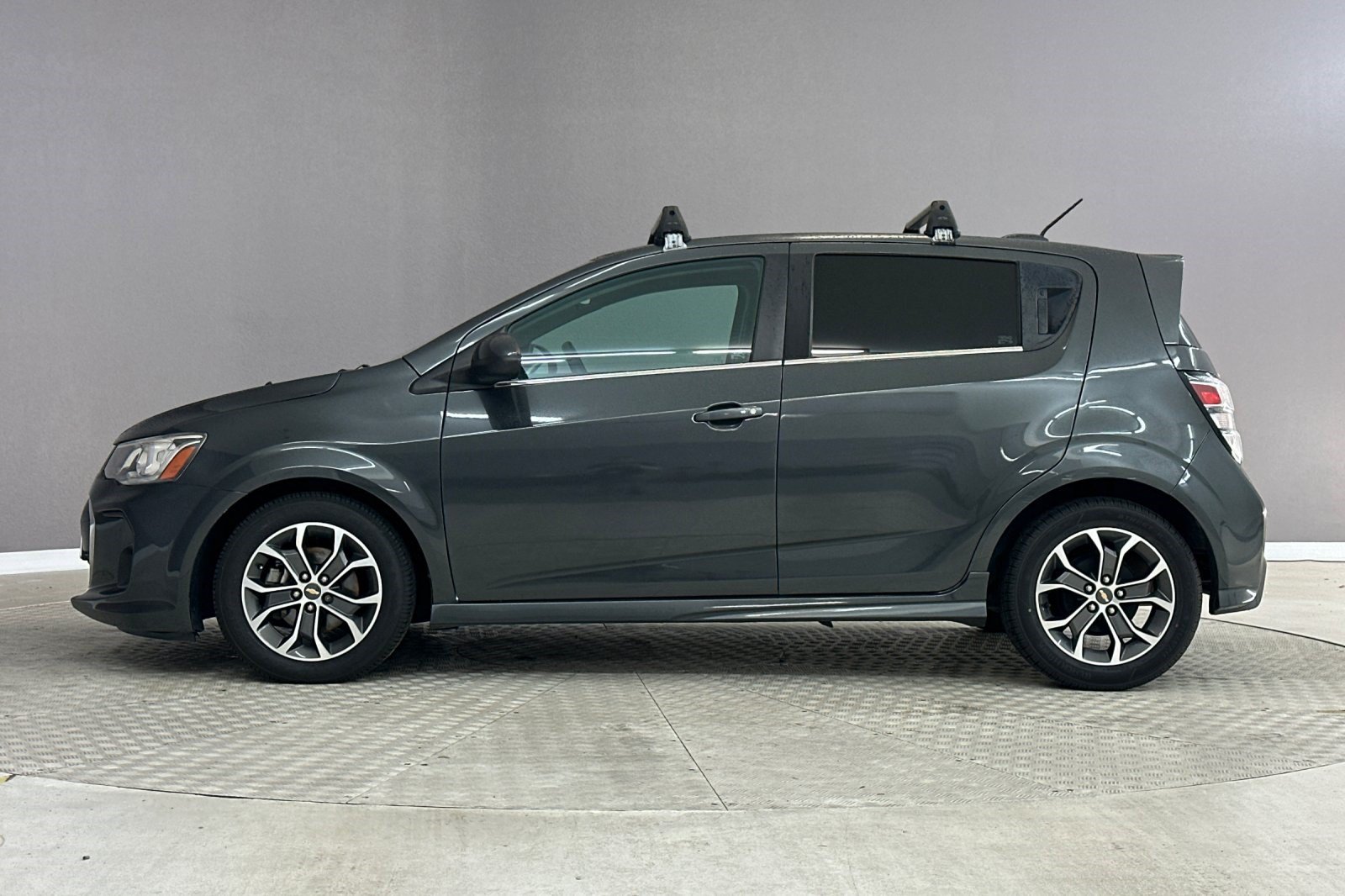 Used 2017 Chevrolet Sonic LT w/ Convenience Package FWD image 2