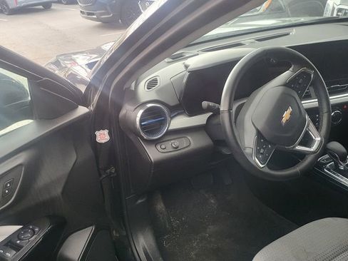 Used 2025 Chevrolet Trax LT w/ LT Convenience Package image 5