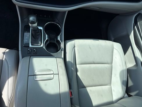Used 2019 Toyota Highlander XLE AWD/4WD image 17