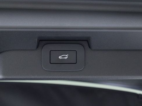 Used 2025 Land Rover Discovery Dynamic SE image 10