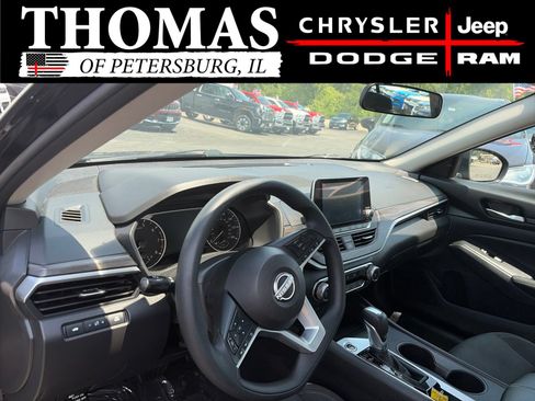 Used 2025 Nissan Altima 2.5 SV FWD image 11