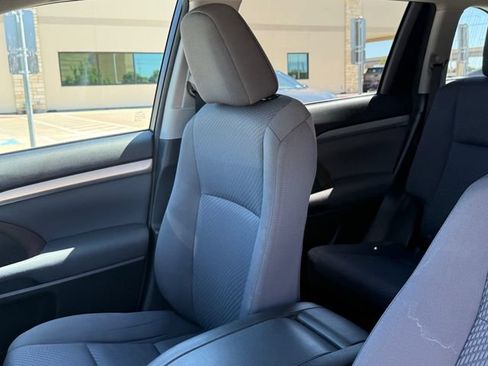Used 2014 Toyota Highlander LE FWD image 13
