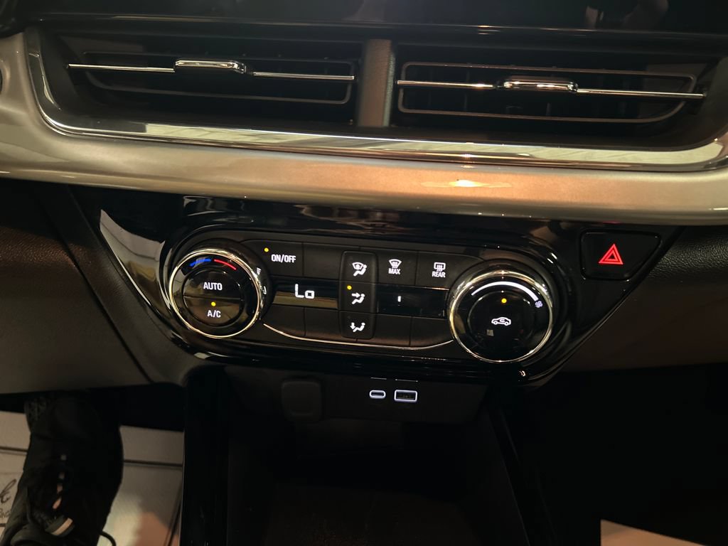 Used 2025 Chevrolet Trax LT FWD image 17