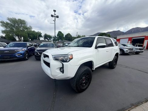 Used 2018 Toyota 4Runner SR5 AWD/4WD image 7