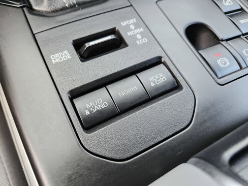 Used 2023 Toyota Highlander LE AWD/4WD image 35