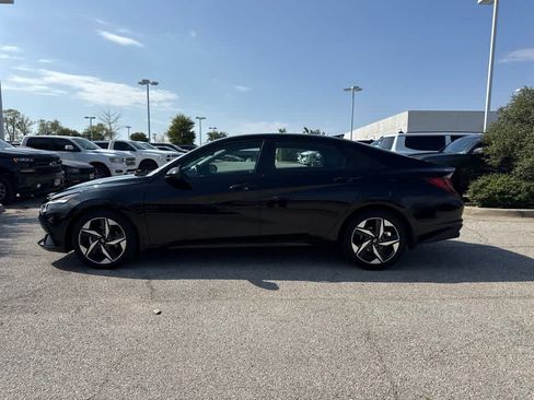 Used 2023 Hyundai Elantra SEL w/ Convenience Package FWD image 2