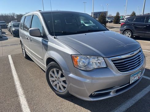 Used 2014 Chrysler Town & Country Touring image 2