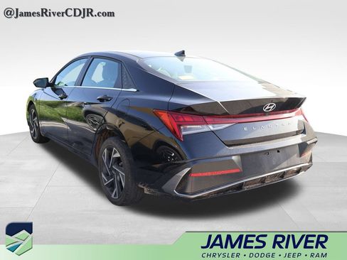 Used 2025 Hyundai Elantra SEL FWD image 22