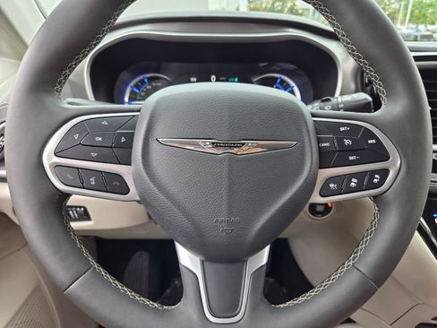 Used 2024 Chrysler Pacifica Limited FWD image 29