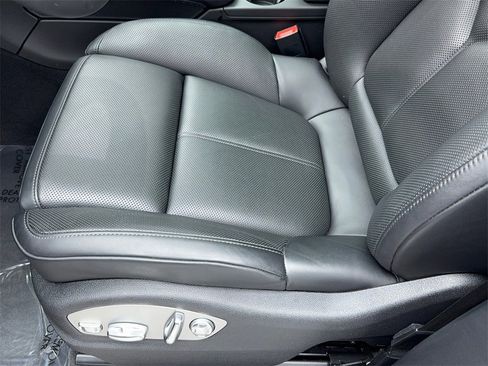 Used 2025 Porsche Macan w/ Premium Package Plus image 35