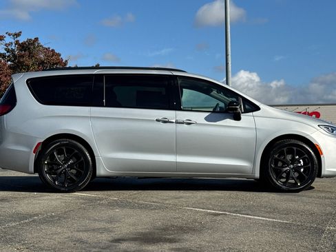 New 2026 Chrysler Pacifica Select w/ S Appearance Package image 2