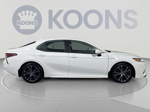 Used 2020 Toyota Camry SE w/ Sunroof Package FWD image 8