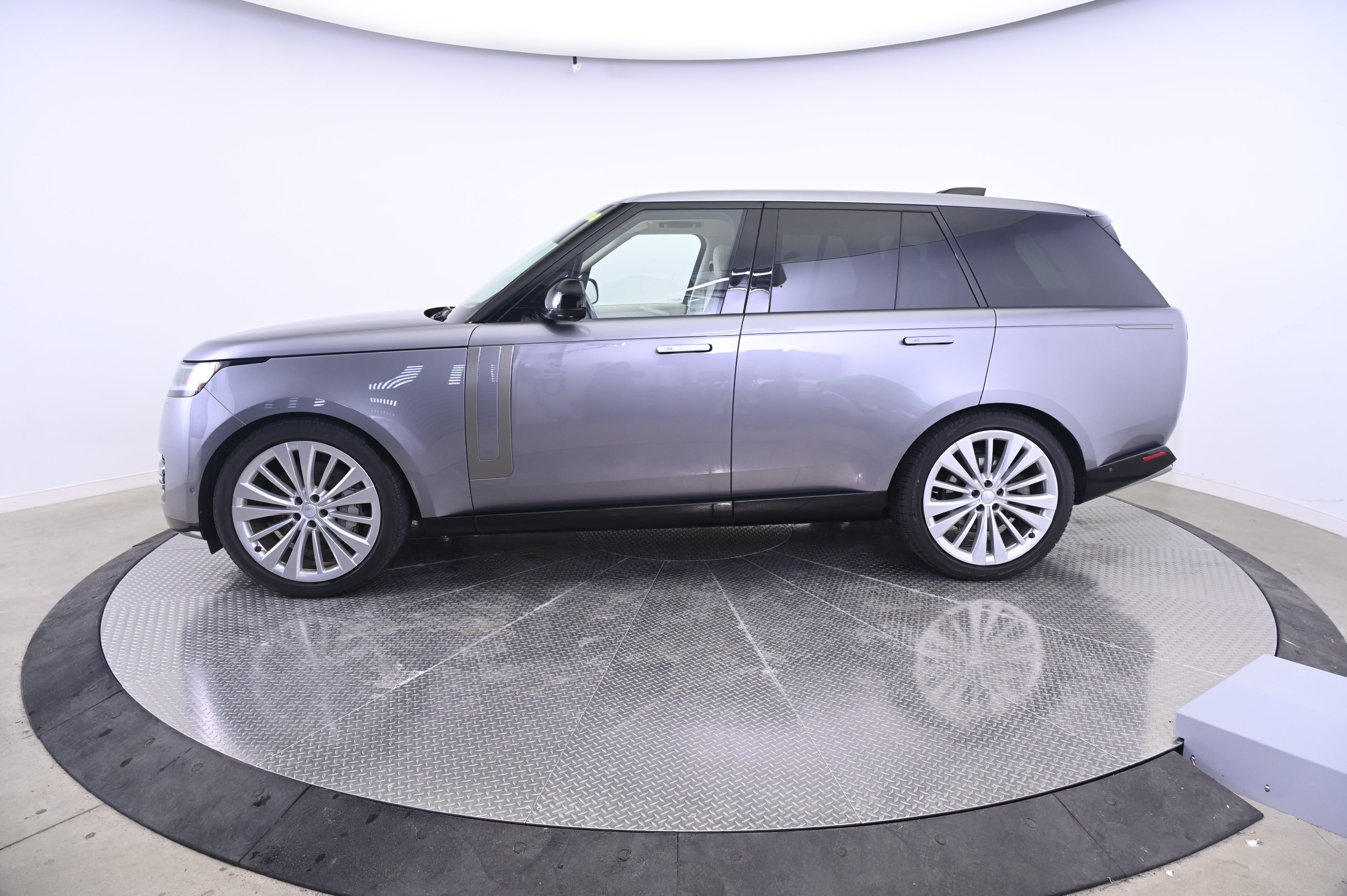 Used 2024 Land Rover Range Rover SE AWD/4WD image 2