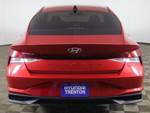 Used 2023 Hyundai Elantra SEL w/ Preferred Accessory Package FWD image 11