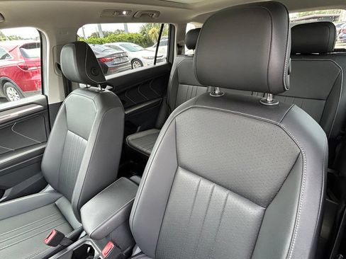 Used 2023 Volkswagen Tiguan SE w/ Panoramic Sunroof Package FWD image 19