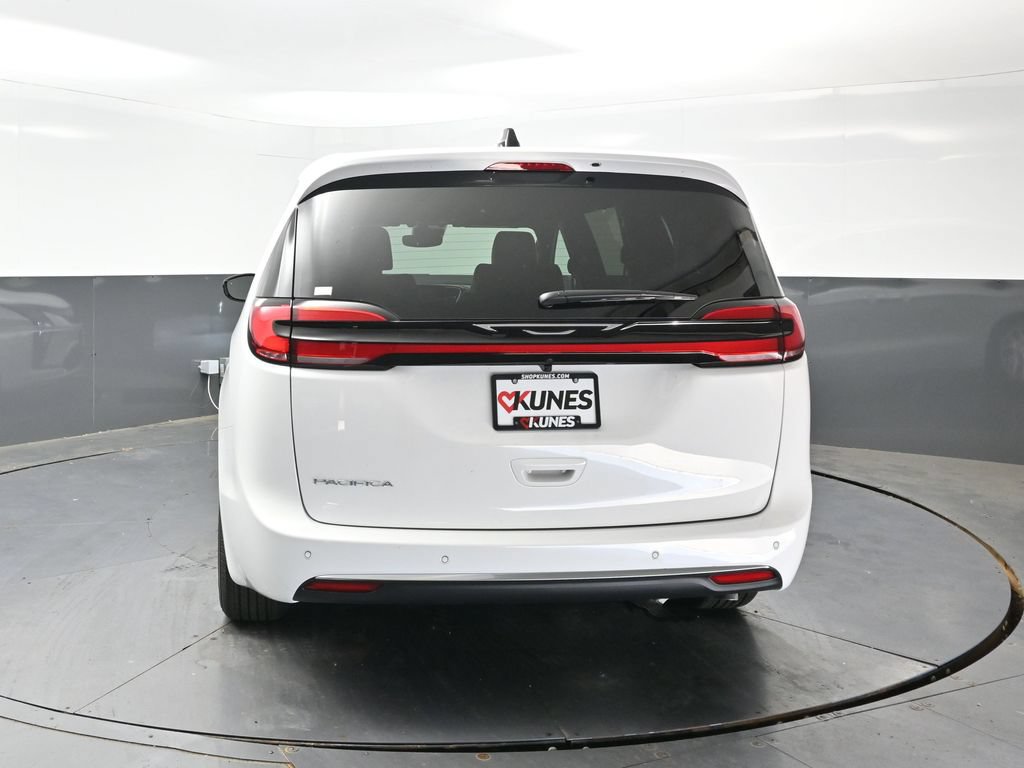 New 2027 Chrysler Pacifica Select w/ Family Tech Group FWD image 8