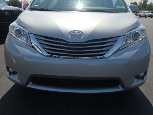 Used 2017 Toyota Sienna XLE w/ XLE Navigation Package FWD image 2