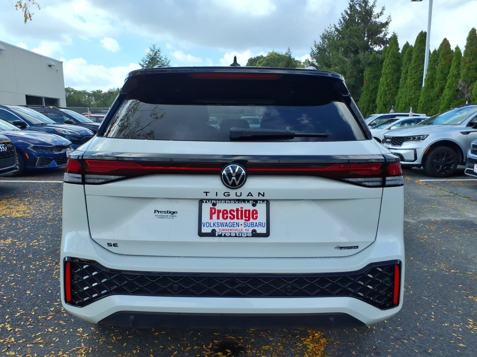 Certified 2025 Volkswagen Tiguan SE R-Line AWD/4WD image 3